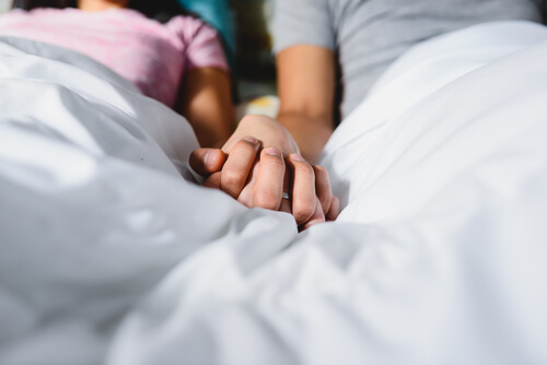 Amantes de la mano