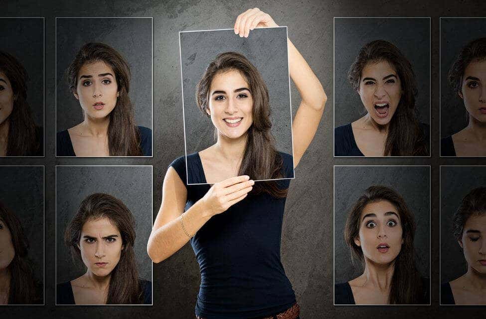 Mujer con diferentes caras para representar el concepto de primeras impresiones