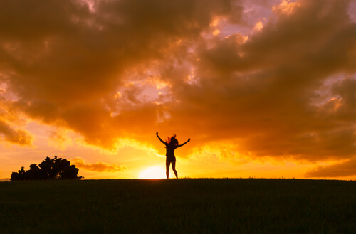 Mujer disfrutando del atardecer