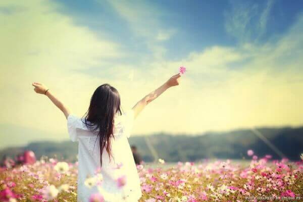 Mujer feliz en el campo