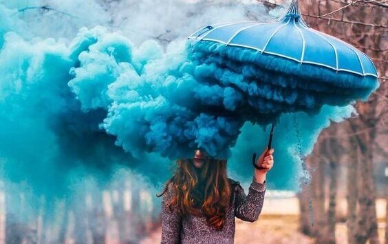 Chcia con paraguas y humo representando confllictos con los demás