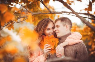 Chica que sabe dar las gracias a su pareja con un detalle
