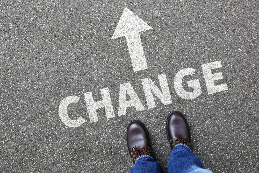 Hombre ante señal de cambio como paso para el control de la ansiedad