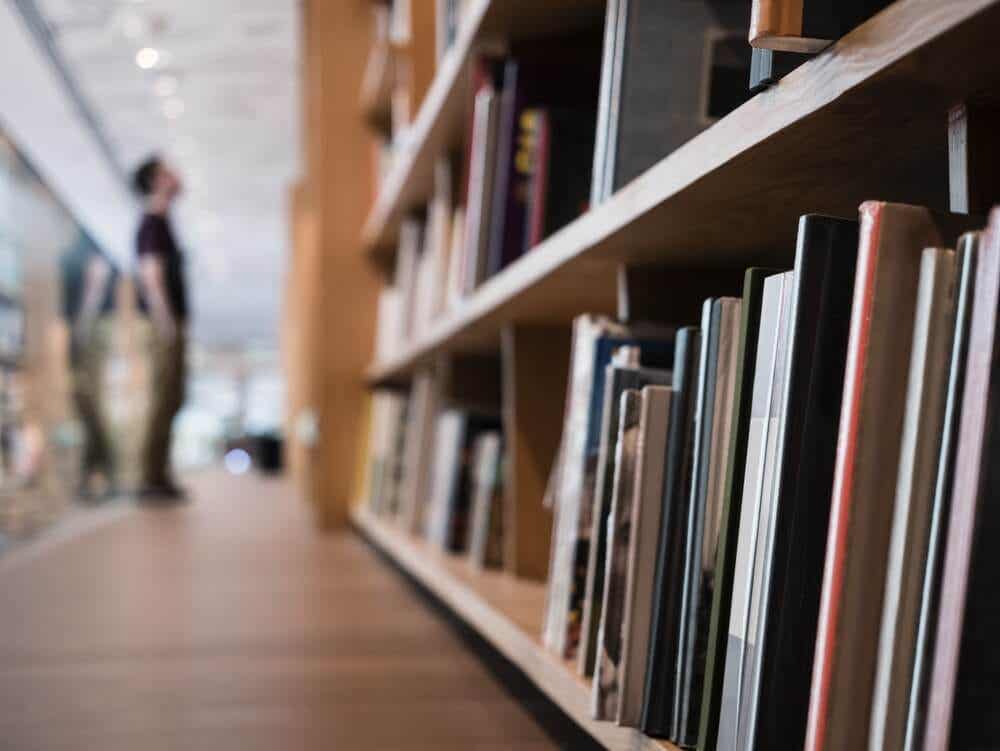 Hombre en la biblioteca