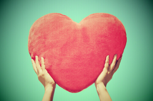 Mano sosteniendo un corazón