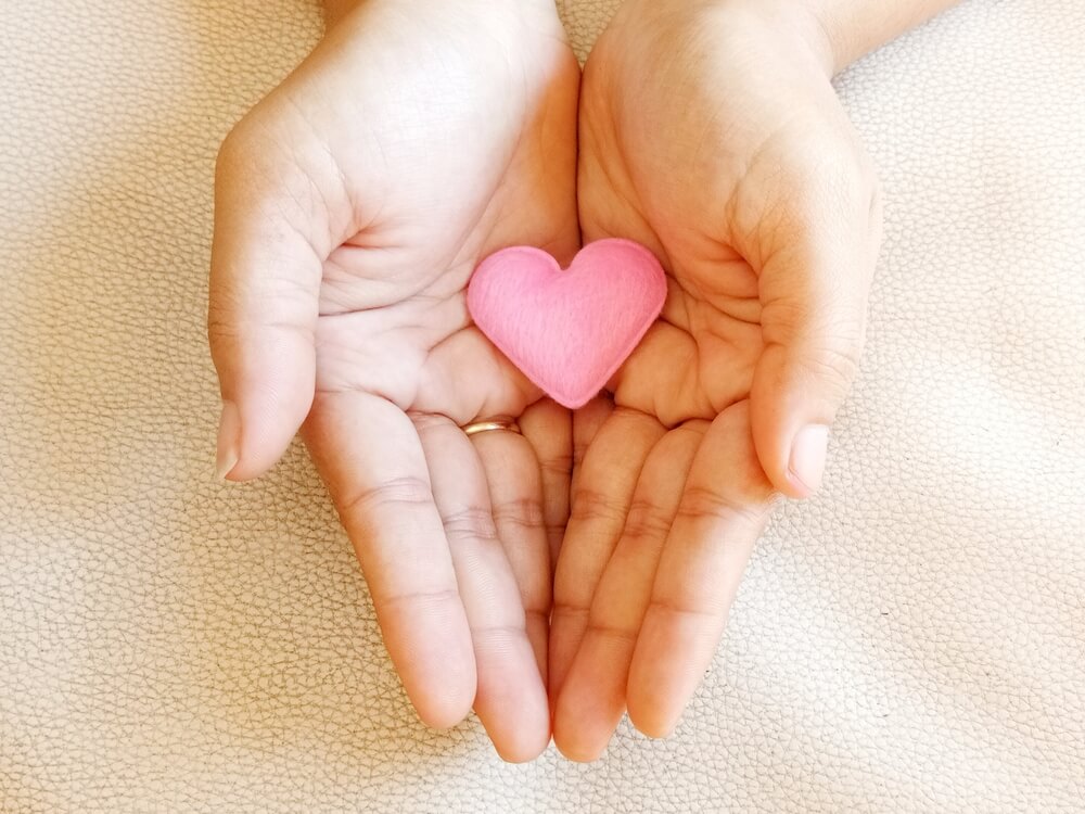 Manos en posición de dar amor