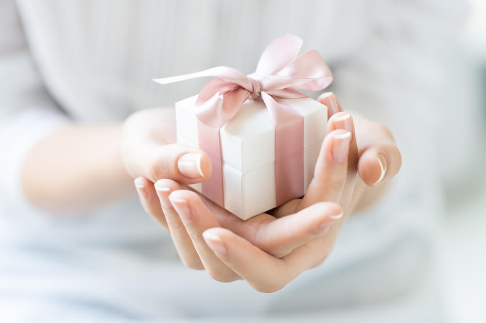 Manos sujetando un regalo