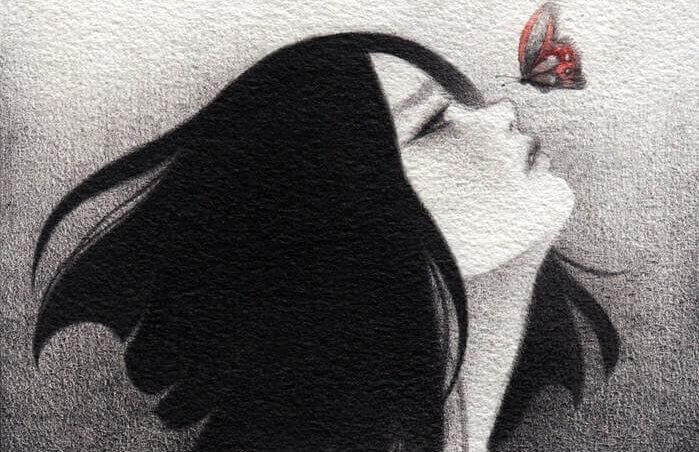 Mujer quetiene alma vieja con una mariposa