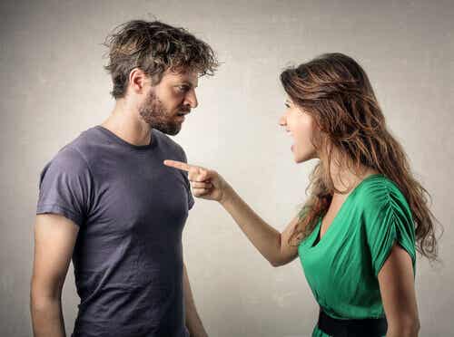 Mujer culpando a su novio y haciendo una proyección psicológica negativa
