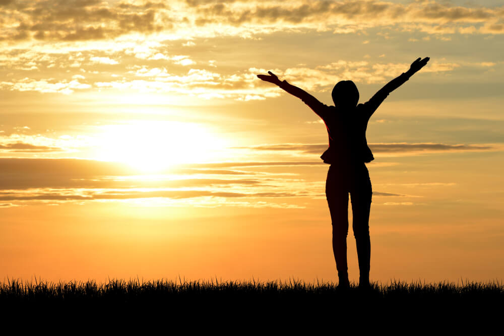Mujer feliz abrazando la vida
