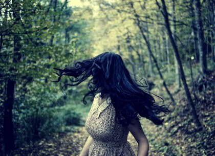 Mujer huyendo con sueños recurrentes
