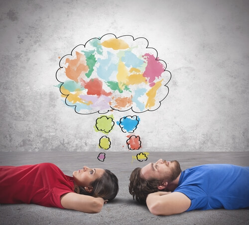 Pareja aburrida pensando ideas creativas