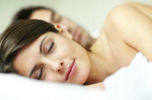 Pareja que ha empezado a dormir sin ropa