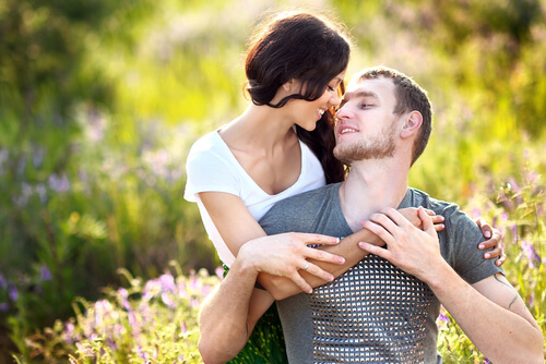 Pareja enamorada mirándose a los ojos