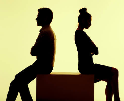 Pareja enfadada dándose la espalda simbolizando cómo no solucionar un conflicto