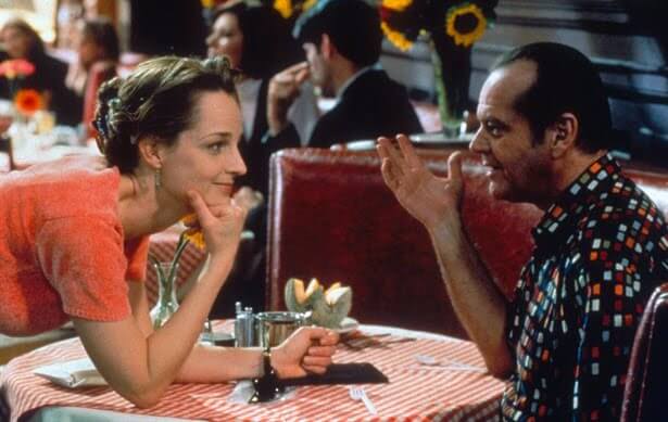 Melvin conversando con una mujer