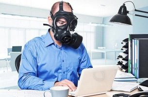 Hombre protegiéndose de compañeros de trabajo tóxicos