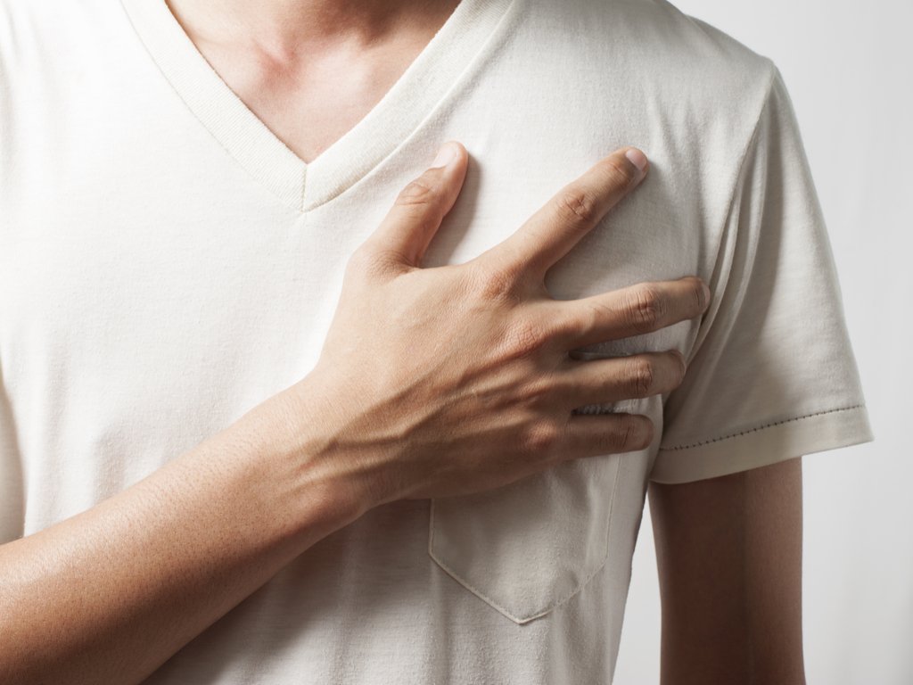 Hombre dependiente emocional con la mano en el corazón
