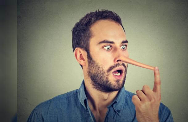 Hombre con nariz de pinocho