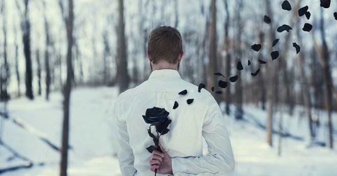 Hombre con una rosa negra simbolizando las frases de Nicanor Parra