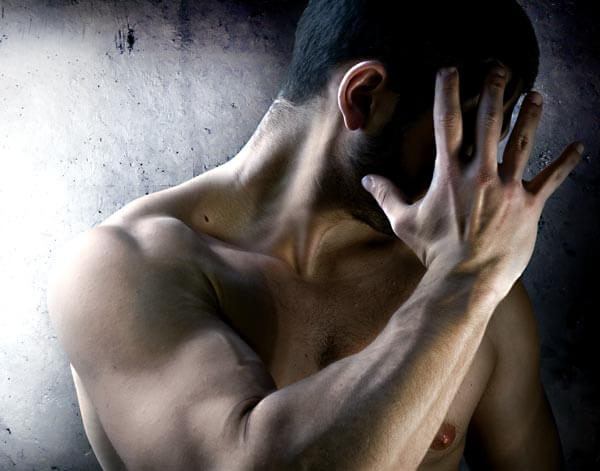 Hombre desnudo avergonzado