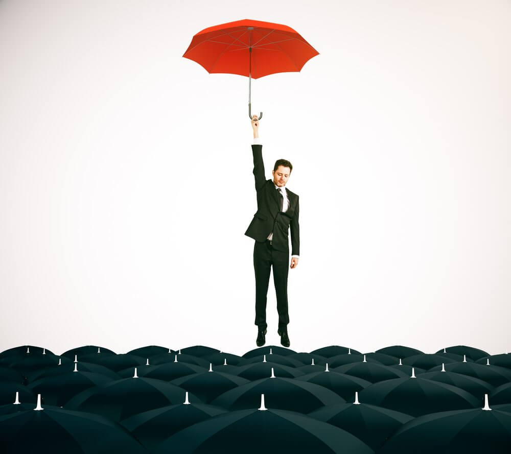 Hombre que escapa de compañeros de trabajo tóxicos