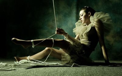 Mujer como una marioneta por chantaje emocional