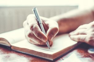 Hombre empezando a escribir a mano