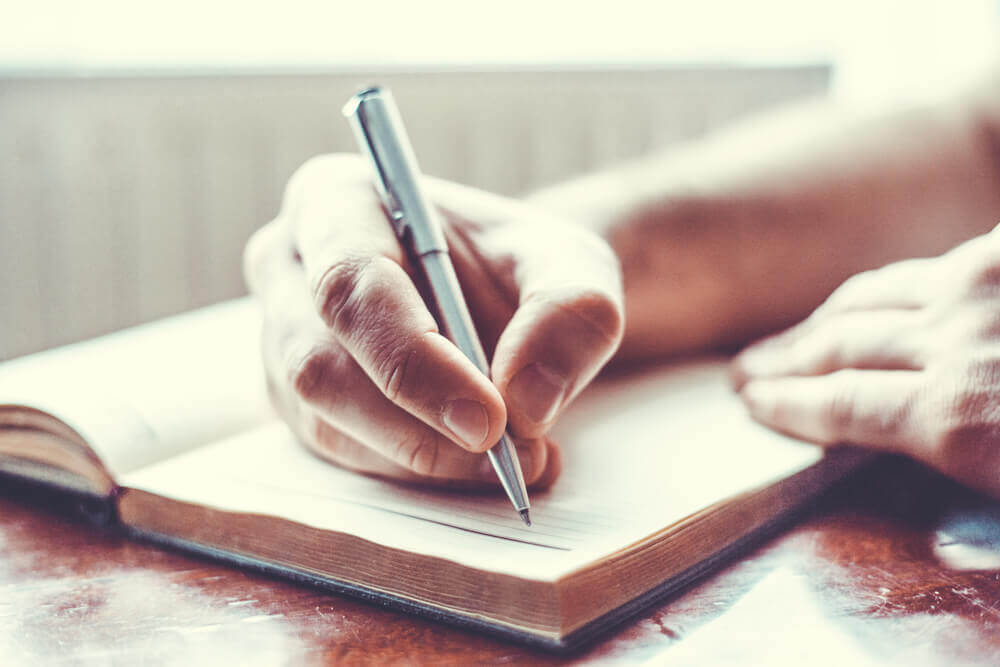 Hombre empezando a escribir para superar la depresión