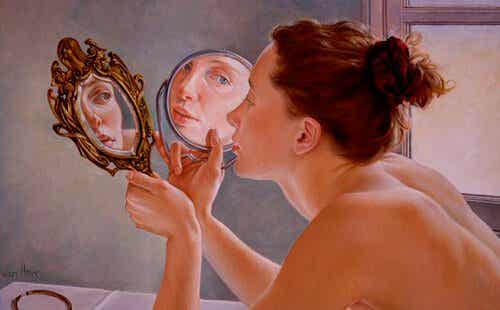 Mujer ante un espejo mostrando reconocimiento propio