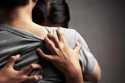Mujer abrazándose a un hombre