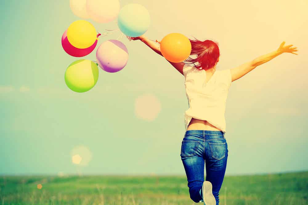 Mujer feliz con globos