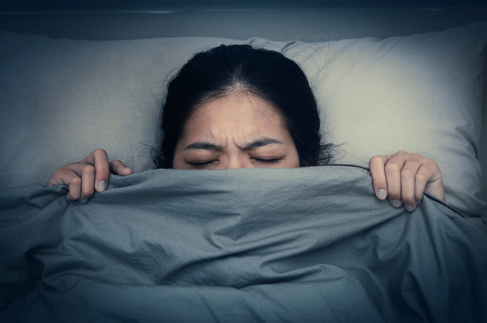 Mujer sufriendo una pesadilla