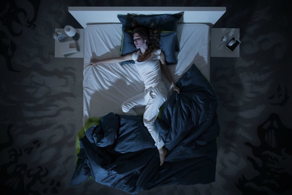 Mujer con sueños negativos