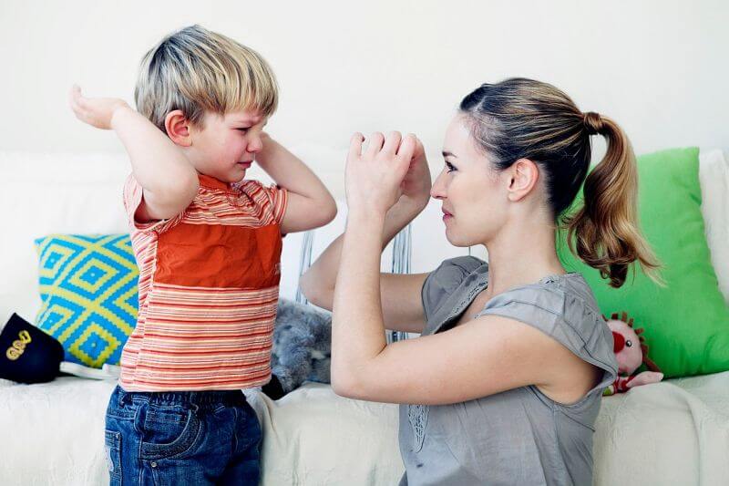 Niño pegándole a su madre