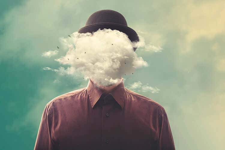 Nubes en el rostro ocultando la cara de una persona