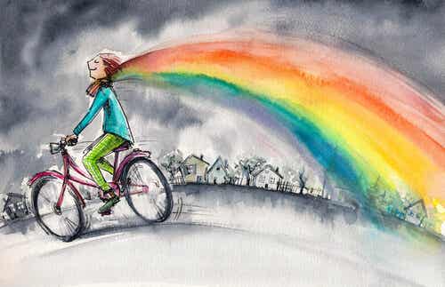 Mujer en bicicleta sonriendo con felicidad