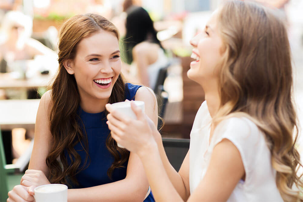 Amis prenant un café