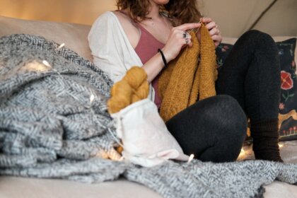 Lanaterapia: más de 3 beneficios de tejer para tu bienestar