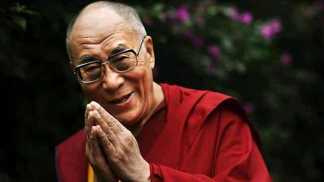 Dalai Lama demostrando cómo manejan los budistas la crisis del coronavirus 