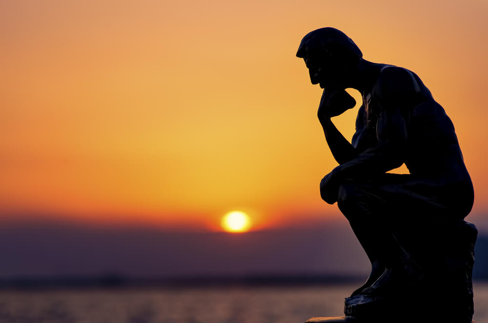 Estatua pensante simbolizando peso de la culpa