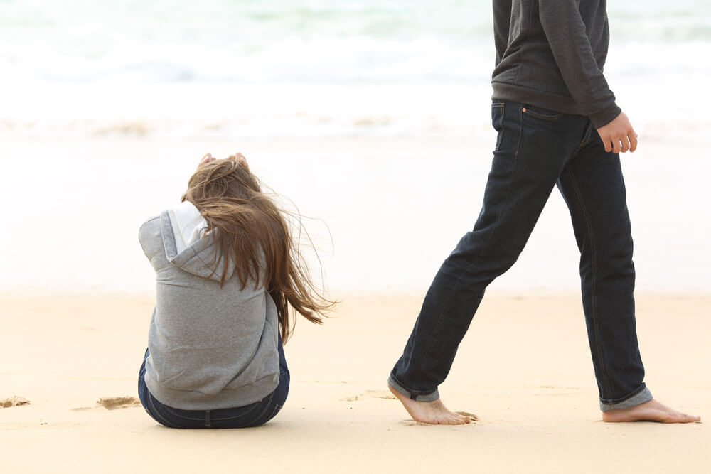 Hombre alejÃ¡ndose de su pareja debido a la infidelidad