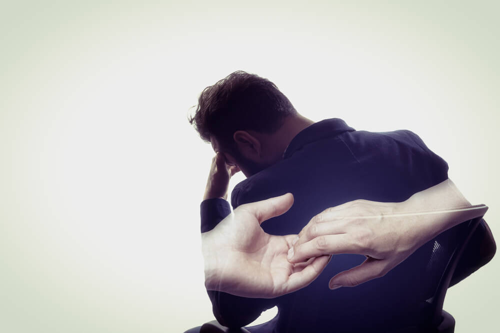 Hombre pensando en una relación que se rompió