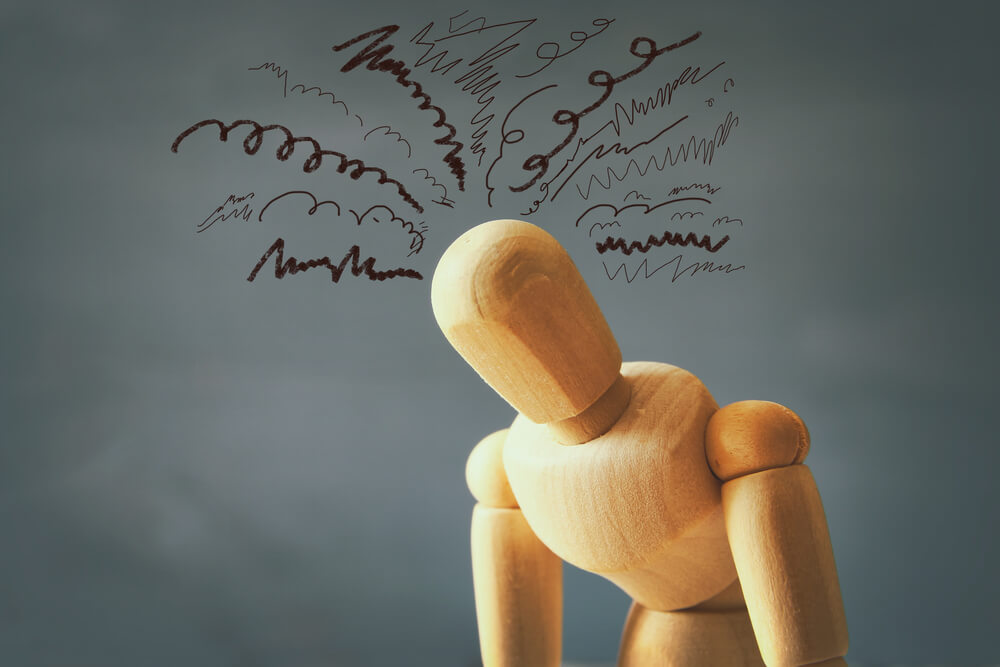 Maniquí con muchos pensamientos