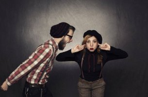 Mujer a la que no le importa lo que piensen los demás tapándose los oidos