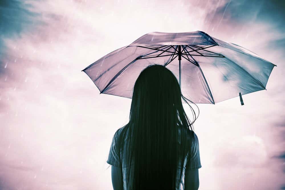 Mujer bajo un paraguas