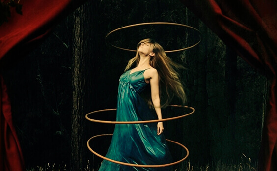 Mujer con aros atada por los remordimientos