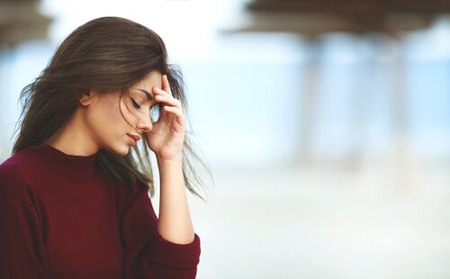 Femme aux yeux fermés regardant vers le bas