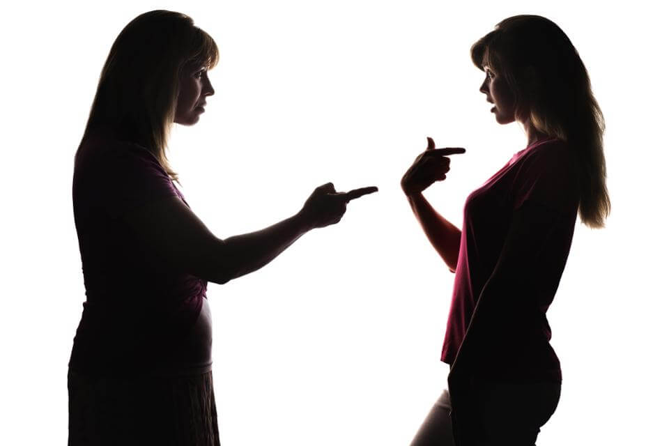 Mujer criticando a otra