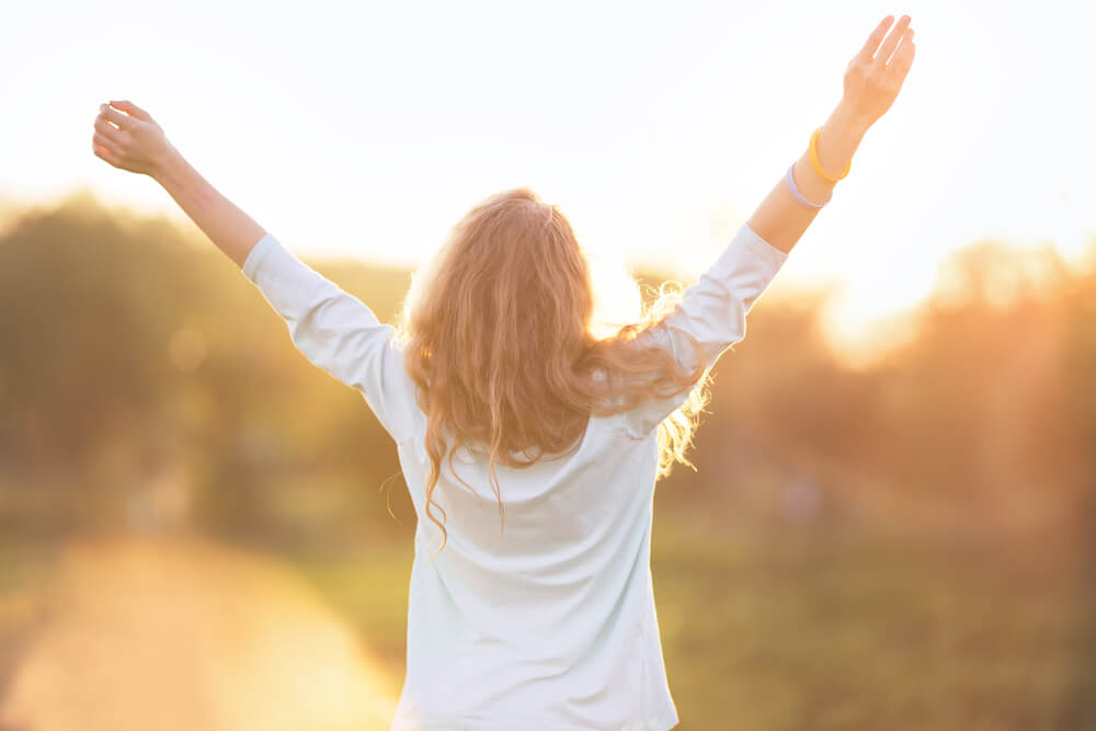Mujer feliz representando vivir según tus reglas